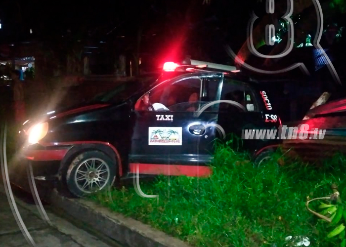 Foto: Taxi impacta contra un cerco al venirse de retroceso/ 