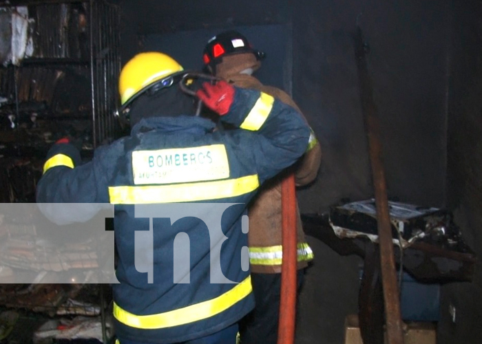 Foto: Aparente quema de basura provoca incendio en una vivienda/ TN8 