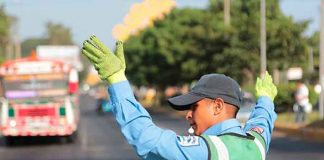 Taxista se tira alto y deja volcada una mototaxi en Managua