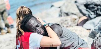 espana, ceuta, migrante, abrazo, voluntaria, cruz roja,