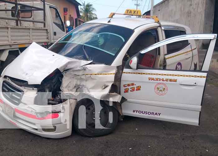 accidente, Nicaragua, León, choque, camioneta, taxi, 