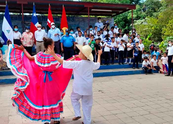 nicaragua, embajador de chile, colegio grabriela mistral, acto, donacion
