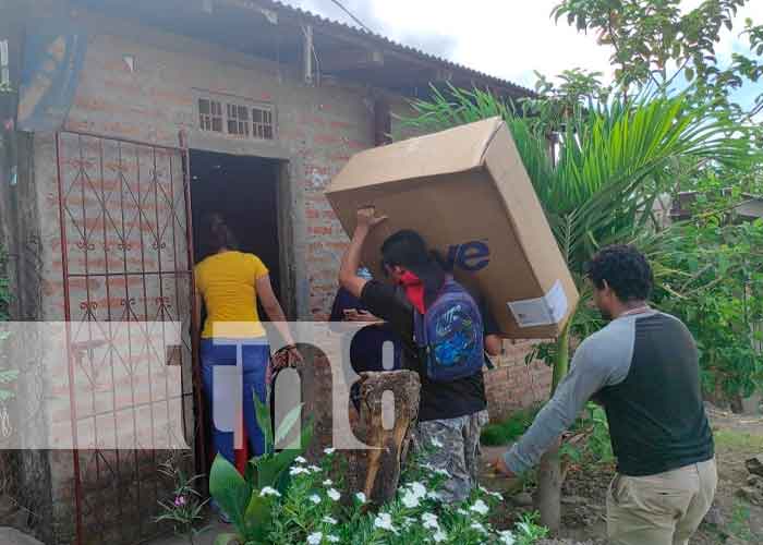 Nicaragua, Juigalpa, Chontales, entrega de sillas, 