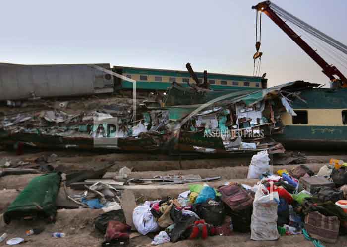 Pakistán, choque de trenes 51 personas fallecidas, rescate, 