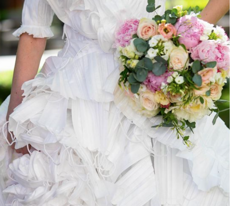Así es el vestido de novia con más de mil mascarillas recicladas (FOTO)
