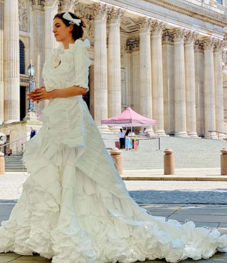 Así es el vestido de novia con más de mil mascarillas recicladas (FOTO)