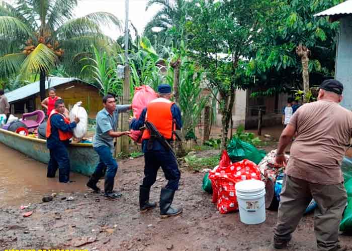 Ejército de Nicaragua evacuando a las familias por las afectaciones de las lluvias en el Caribe   