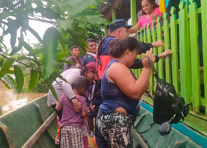 Ejército de Nicaragua evacuando a las familias por las afectaciones de las lluvias en el Caribe