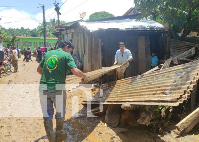 Ayudan a familias afectadas por lluvias en Santo Domingo 