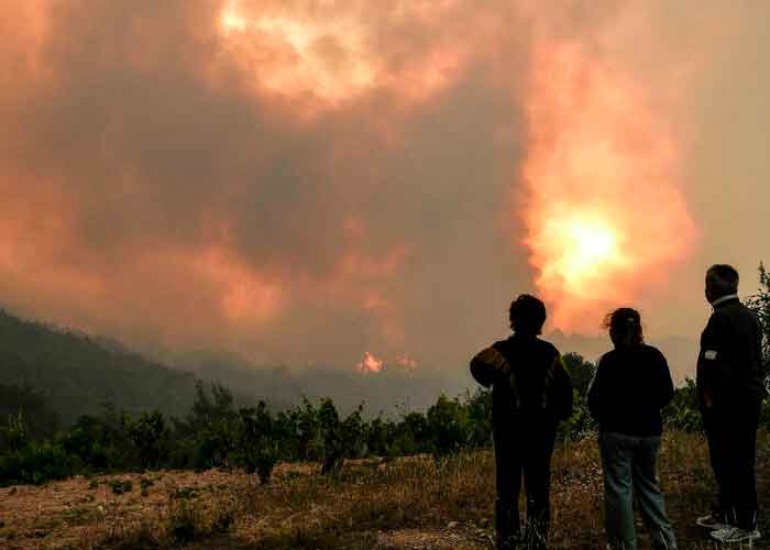 Incendio forestal al norte de Atena
