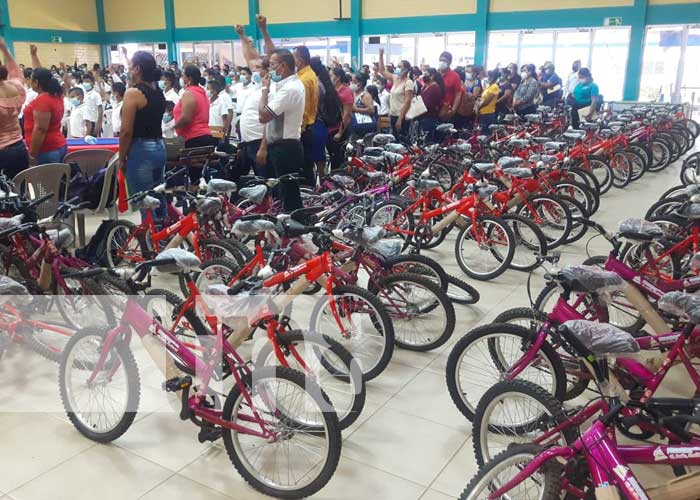 Entrega de bicicletas para estudiantes de Chinandega