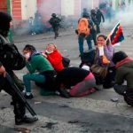 Policía de Bolivia reprimiendo a manifestantes