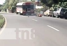 Accidente donde una mujer cayó de un bus en marcha en León