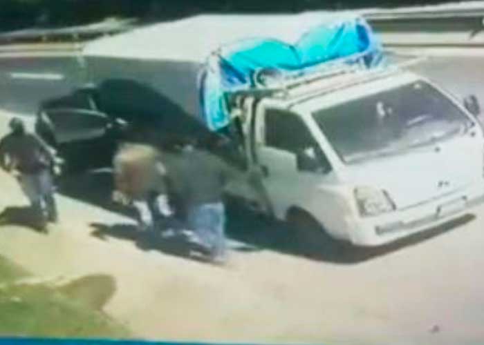 Delincuentes roban vehículo y secuestran al conductor (VIDEO)