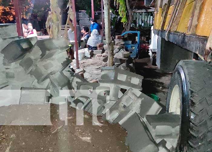 Camioneta impacta con materiales de construcción en Chontales