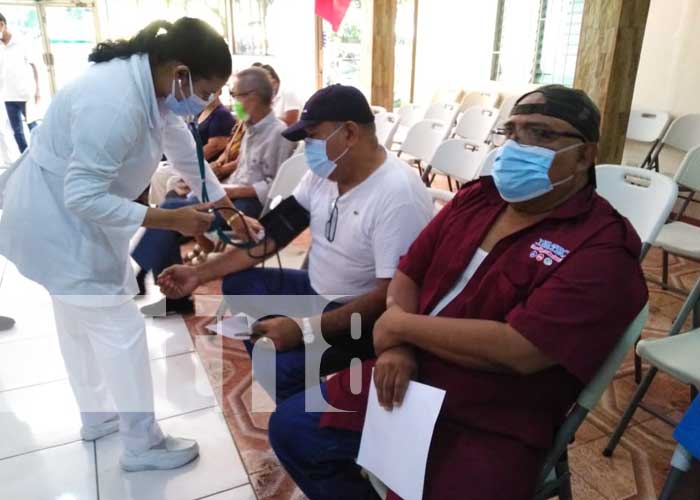 Vacunación voluntaria en puestos de salud en Managua