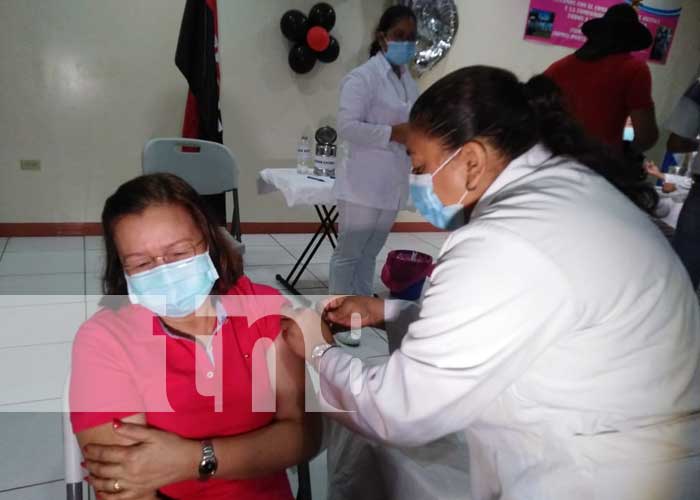Vacunación voluntaria en puestos de salud en Managua
