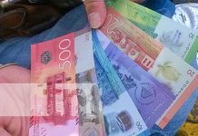 Fajo con distintos billetes del dinero en Nicaragua