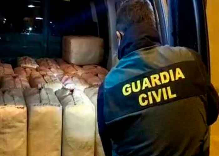 Policía de Málaga con droga incautada 