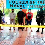 Policía salvadoreña presenta a delincuentes con drogas incautada