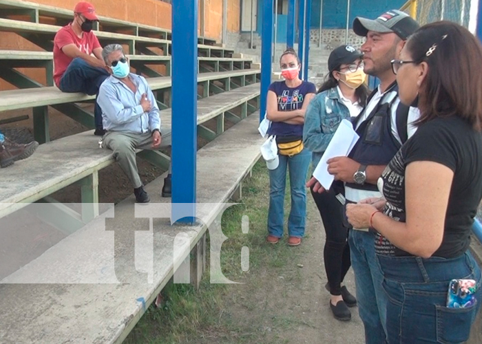 Autoridades visitando el estadio de fútbol de la ciudad de Ocotal 