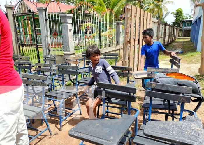 Gobierno y MINED donan 1 mil 200 pupitres a escuelas afectadas por huracanes