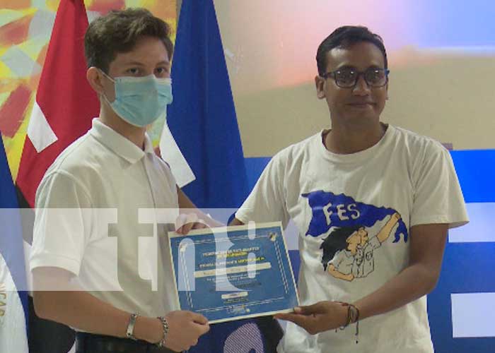 Jóvenes estudiantes de Managua reciben reconocimientos