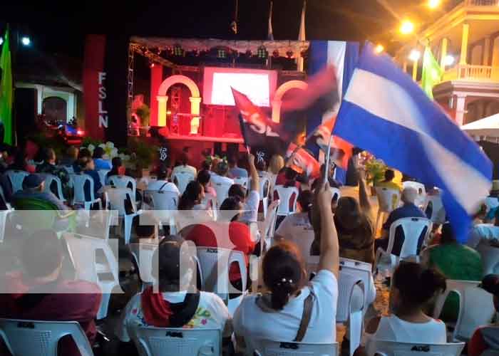Foto:Granadinos se desbordaron para conmemorar el 42/19/TN8