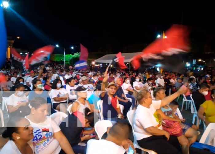Foto:Granadinos se desbordaron para conmemorar el 42/19/TN8