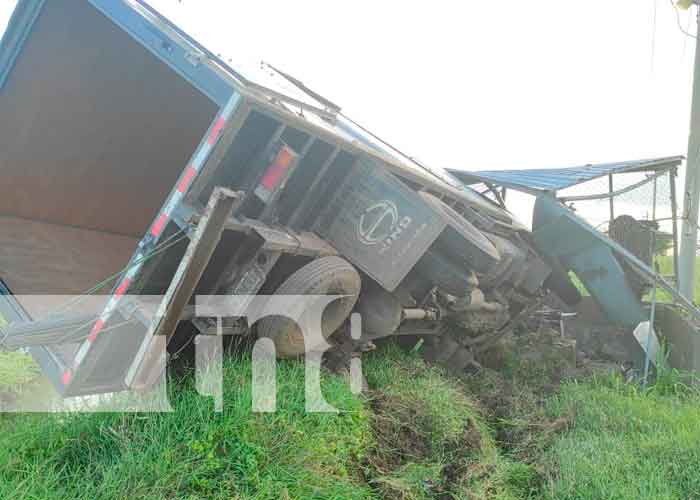Foto: Vivos de milagro pasajeros de camión tras volcarse en Malacatoya/TN8 