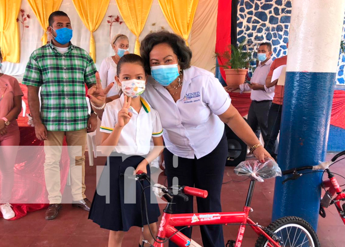   MINED entrega bicicletas a estudiantes del área rural de Juigalpa