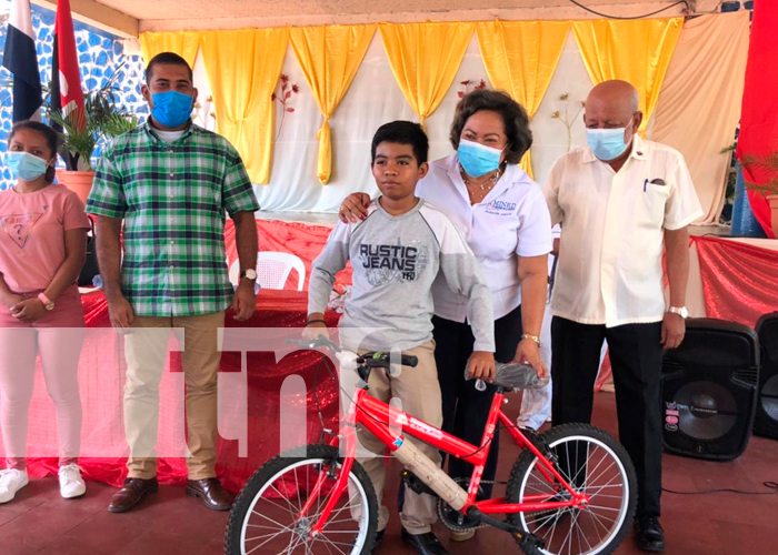   MINED entrega bicicletas a estudiantes del área rural de Juigalpa 