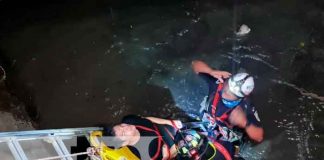 Momento cuando el joven estaba siendo rescatado del cauce en Managua / FOTO / TN8