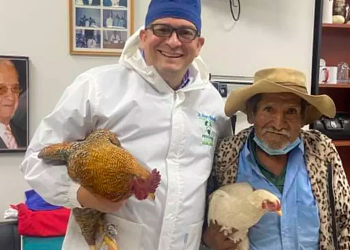 Foto: Médico recibe dos gallinas de agradecimiento por cirugía a ancianito / Referencia