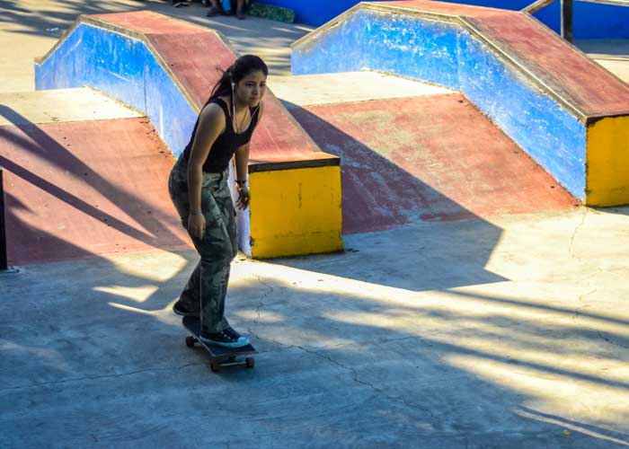Joven de Nicaragua practicando skate en un parque capitalino