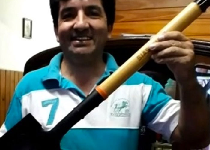 Foto: Hombre devuelve cheques y le regalan una pala en Argentina / Milenio