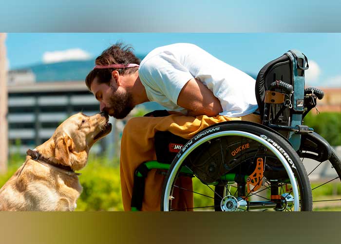 Persona con discapacidad al cuido de su perro
