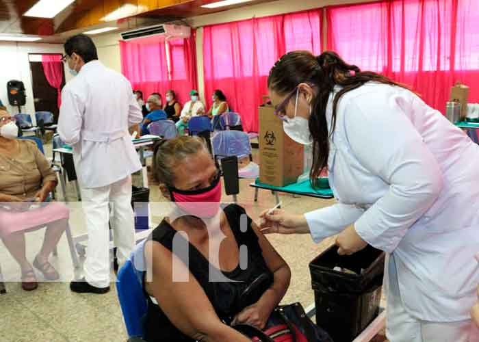 Mujer aplicándose la vacuna contra el Covid-19 en Managua