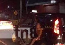 Momento del supuesto secuestro de una mujer en un taxi en Managua