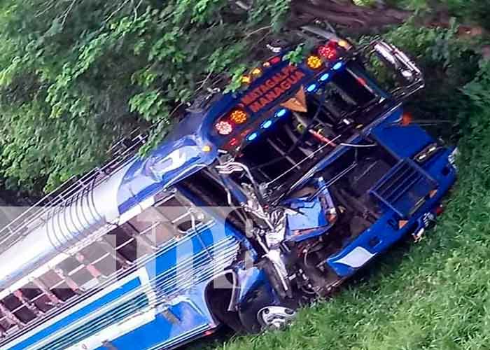 Accidente Sébaco-Matagalga bus colisionado