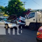 Por irrespetar las señales de tránsito, vehículos colisionaron en Managua