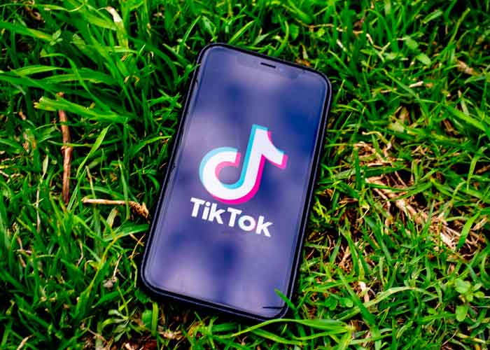 Teléfono celular con un logo de TikTok