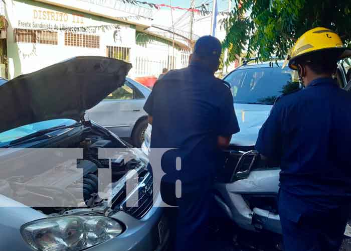Por irrespetar las señales de tránsito, vehículos colisionaron en Managua