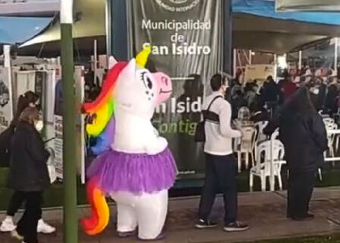 Foto: Acude a vacunarse vestida de unicornio en Lima / LR