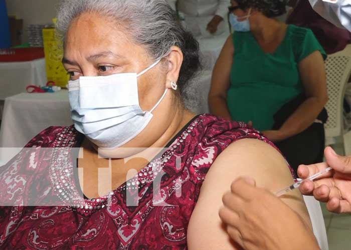 Aplicación de vacuna contra el COVID-19 en Estelí