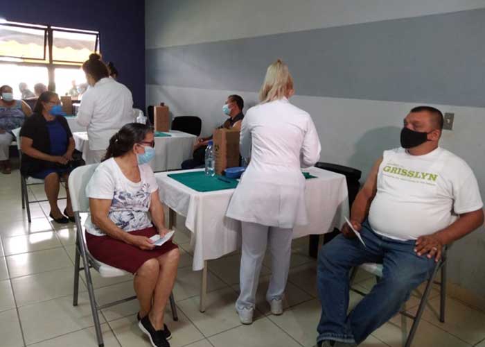 Población de Managua recibe vacuna para prevenir el COVID-19 
