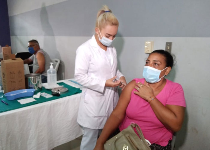 Población de Managua recibe vacuna para prevenir el COVID-19
