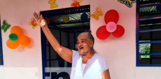 Doña Gloria Margarita López, levanta las llaves de su vivienda en Laureles Sur / FOTO / TN8