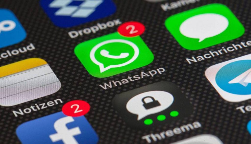 Aplicación WhatsApp en una pantalla digital