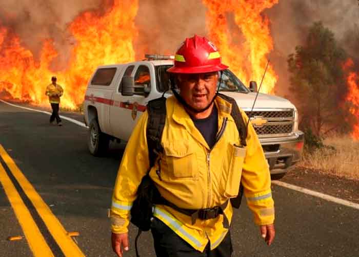 Bomberos lucha contra un incendio en la región de Algarve